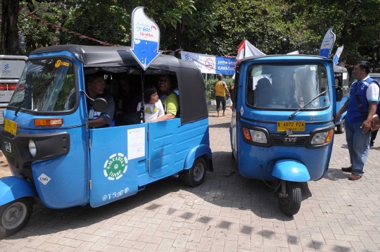 Asyiknya warga Jakarta naik bajaj gratis dari PGN