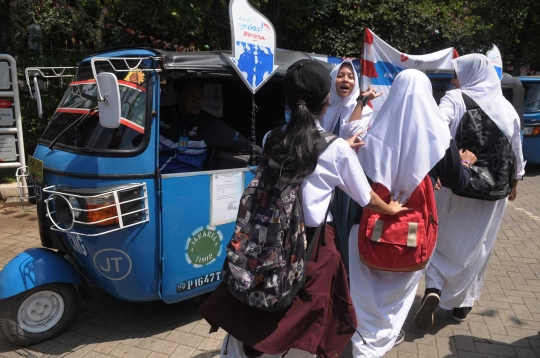 Asyiknya warga Jakarta naik bajaj gratis dari PGN