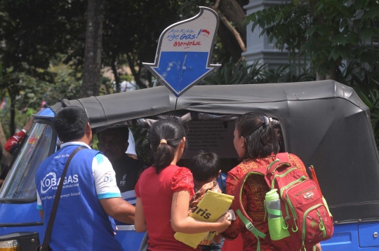Asyiknya warga Jakarta naik bajaj gratis dari PGN