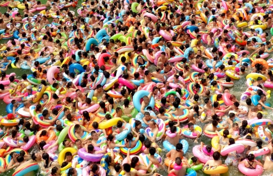 Penampakan kolam renang di China yang penuh sesak