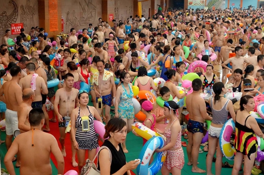 Penampakan kolam renang di China yang penuh sesak