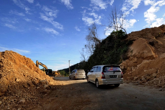 Melihat lebih dekat proyek pelebaran jalan Trans Sulawesi