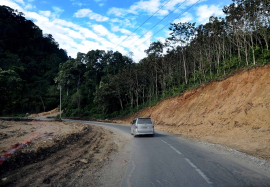 Melihat lebih dekat proyek pelebaran jalan Trans Sulawesi