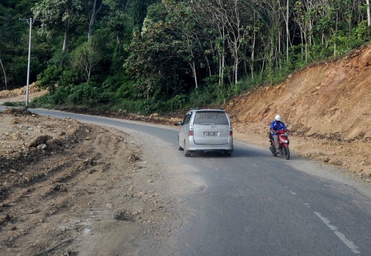 Melihat lebih dekat proyek pelebaran jalan Trans Sulawesi