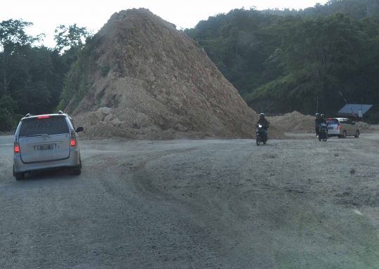 Melihat lebih dekat proyek pelebaran jalan Trans Sulawesi