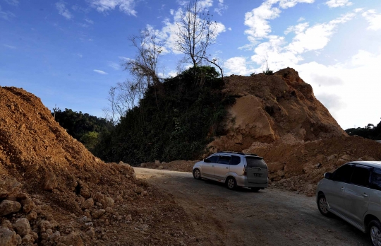 Melihat lebih dekat proyek pelebaran jalan Trans Sulawesi