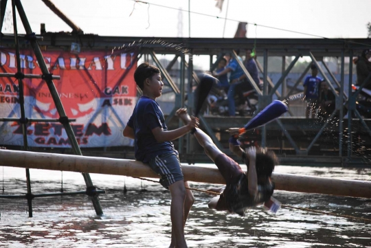 Kemeriahan pertandingan gebuk bantal di Kalimalang