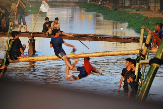 Kemeriahan pertandingan gebuk bantal di Kalimalang