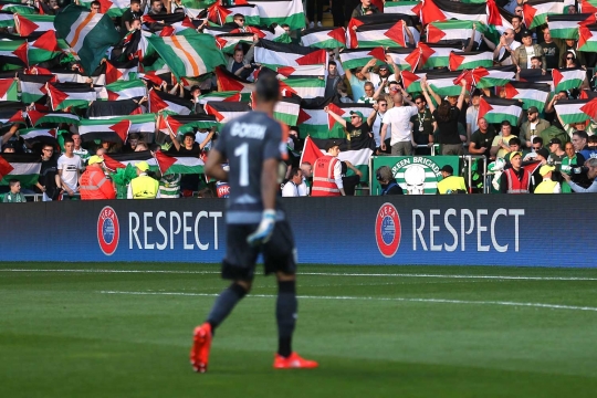 Aksi suporter Celtic kibar bendera Palestina saat jamu klub Israel