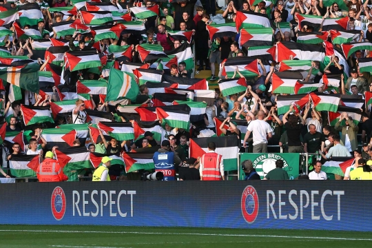 Aksi suporter Celtic kibar bendera Palestina saat jamu klub Israel