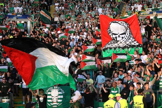 Aksi suporter Celtic kibar bendera Palestina saat jamu klub Israel