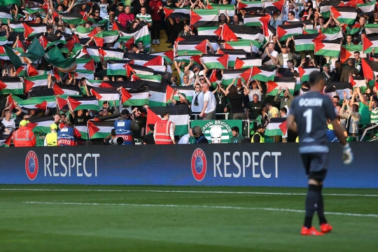 Aksi suporter Celtic kibar bendera Palestina saat jamu klub Israel