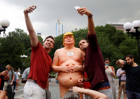 Patung bugil Donald Trump gegerkan warga AS