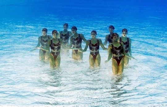 Penampakan memukau atlet renang indah dari dalam air