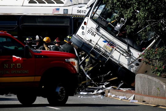 Kecelakaan dua bus tewaskan sang sopir dan 7 kritis