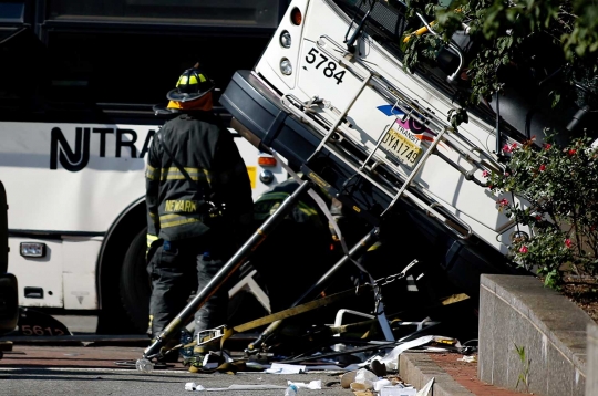 Kecelakaan dua bus tewaskan sang sopir dan 7 kritis