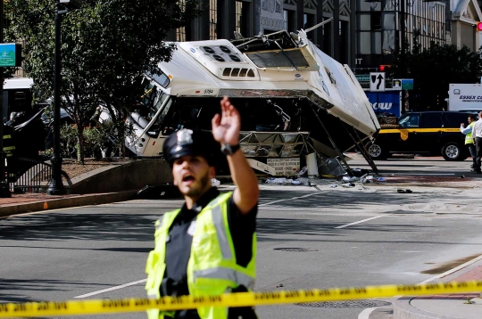 Kecelakaan dua bus tewaskan sang sopir dan 7 kritis