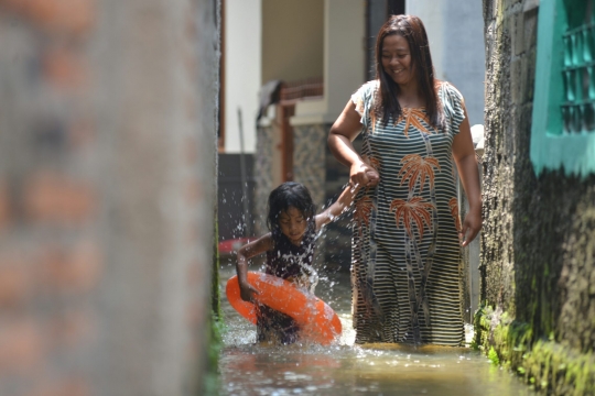 Banjir setinggi paha ganggu aktivitas warga Jati Padang
