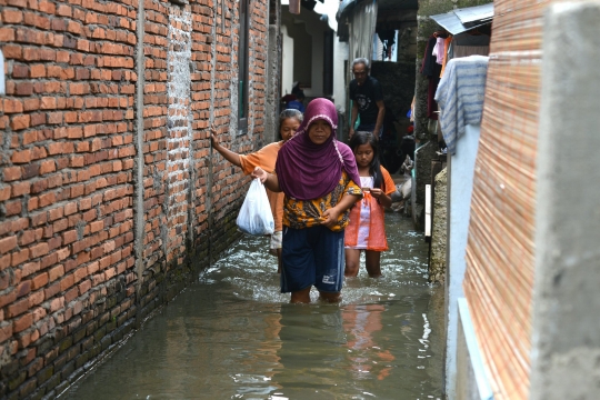 Banjir setinggi paha ganggu aktivitas warga Jati Padang