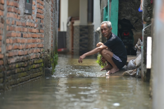 Banjir setinggi paha ganggu aktivitas warga Jati Padang