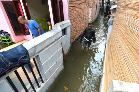Banjir setinggi paha ganggu aktivitas warga Jati Padang