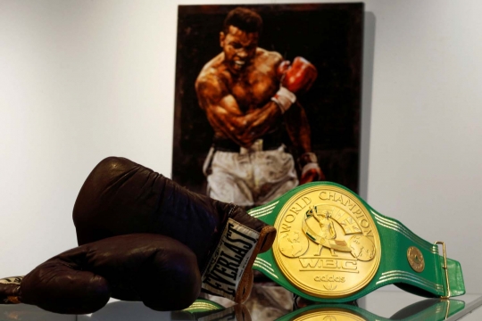 Sarung tinju & sabuk juara Muhammad Ali dilelang miliaran rupiah