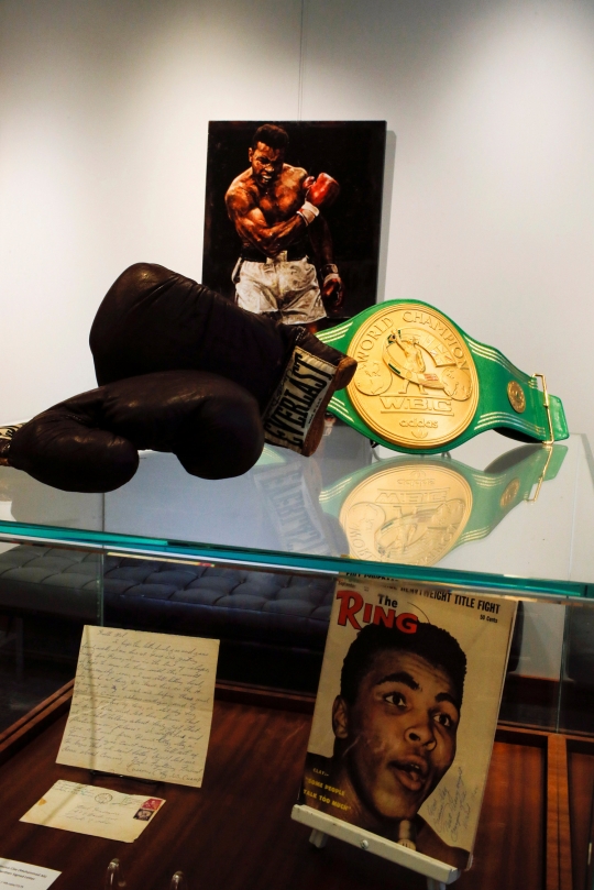 Sarung tinju & sabuk juara Muhammad Ali dilelang miliaran rupiah