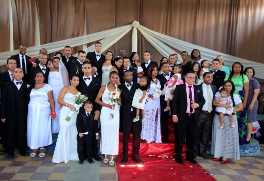 Wajah bahagia para narapidana di Kolombia dinikahkan massal