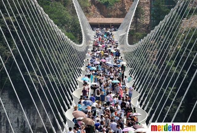 Foto : Jembatan kaca terpanjang dan tertinggi di dunia 