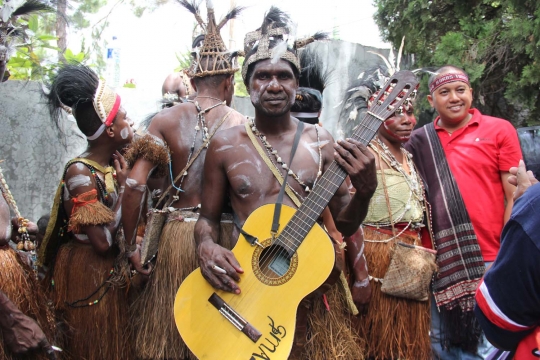 Suku Mimika Papua warnai keragaman budaya di Karnaval Danau Toba