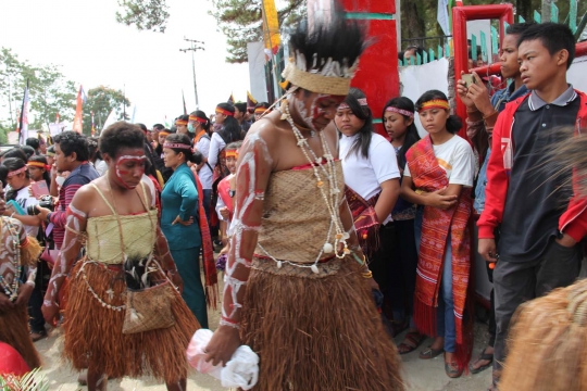 Suku Mimika Papua warnai keragaman budaya di Karnaval Danau Toba