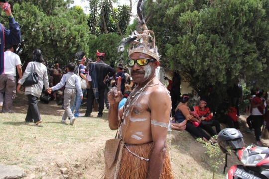 Suku Mimika Papua warnai keragaman budaya di Karnaval Danau Toba