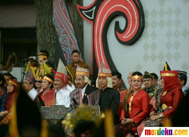 Foto : Gaya Jokowi bak Sisingamangaraja di Karnaval 