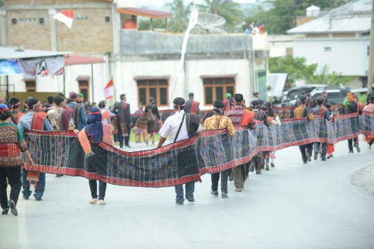 Ratusan kepala desa bawa Ulos 500 meter di Karnaval Danau Toba