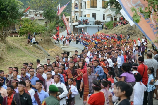 Ratusan kepala desa bawa Ulos 500 meter di Karnaval Danau Toba