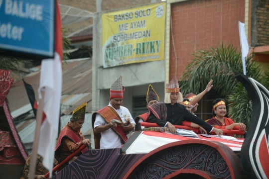 Ratusan kepala desa bawa Ulos 500 meter di Karnaval Danau Toba