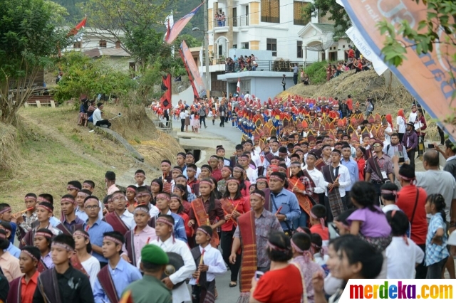 Foto : Ratusan kepala desa bawa Ulos 500 meter di Karnaval 