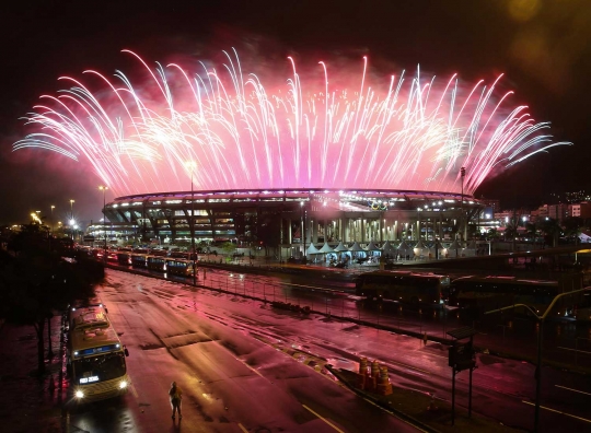 Meriahnya acara penutupan Olimpiade Rio 2016