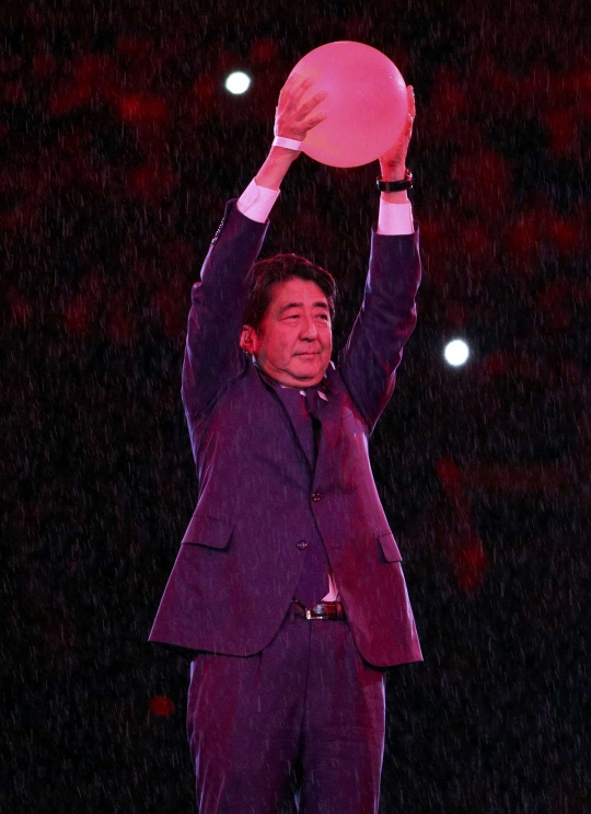 Kemunculan Shinzo Abe di tengah penutupan Olimpiade 2016