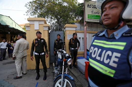 Ketika polisi militer jaga ketat ujian sekolah di Kamboja
