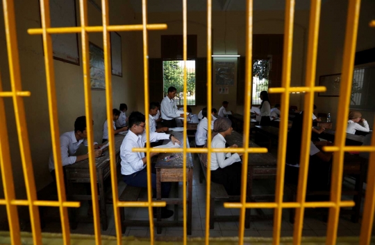 Ketika polisi militer jaga ketat ujian sekolah di Kamboja