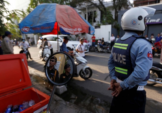 Ketika polisi militer jaga ketat ujian sekolah di Kamboja