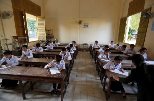 Ketika polisi militer jaga ketat ujian sekolah di Kamboja
