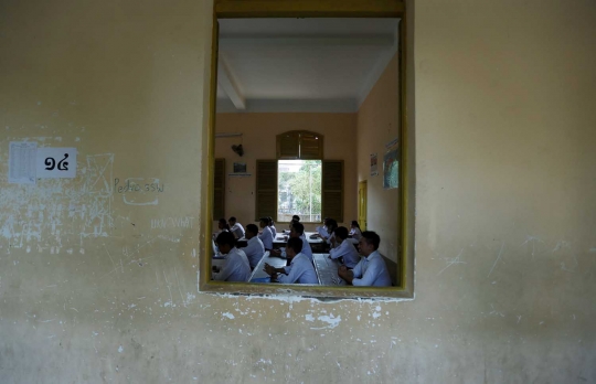 Ketika polisi militer jaga ketat ujian sekolah di Kamboja