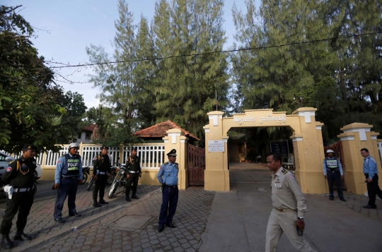 Ketika polisi militer jaga ketat ujian sekolah di Kamboja