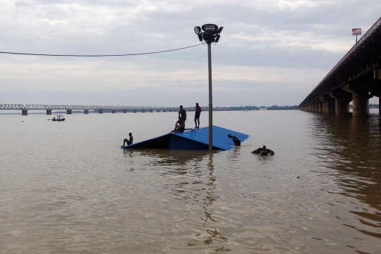 Aksi nekat warga India panjat tiang listrik saat terjebak banjir