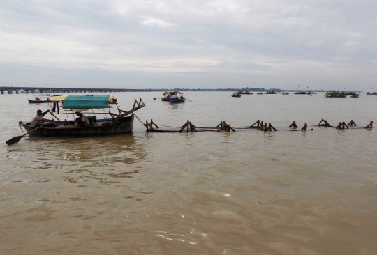 Aksi nekat warga India panjat tiang listrik saat terjebak banjir