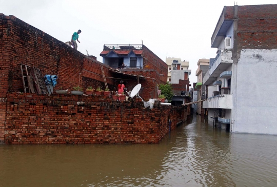 Aksi nekat warga India panjat tiang listrik saat terjebak banjir