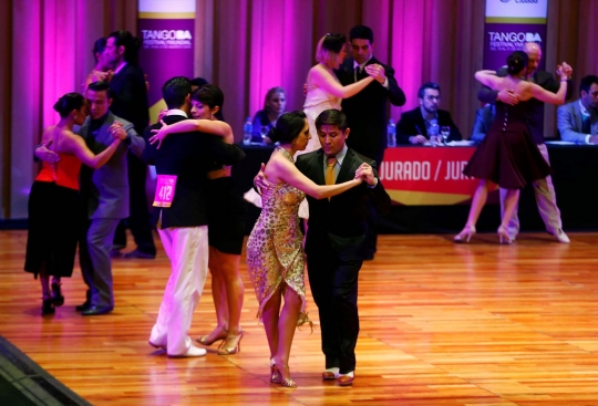 Gemulai wanita cantik berdansa di Kejuaraan Dunia Tango