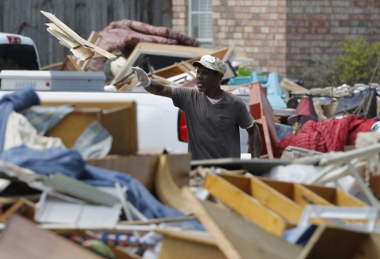 Warga AS berbenah usai banjir besar menenggelamkan Louisiana